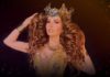 Gloria Trevi – Todos Me Miran (Karaoke) Gloria trevi con una corona y ropa de lentejuelas