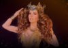 Gloria trevi con una corona y ropa de lentejuelas