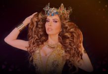 Gloria trevi con una corona y ropa de lentejuelas