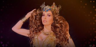 Gloria trevi con una corona y ropa de lentejuelas