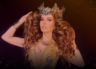 Gloria trevi con una corona y ropa de lentejuelas