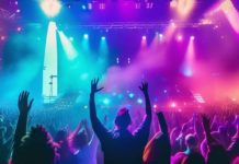Scene of a Spanish pop concert filled with an audience.