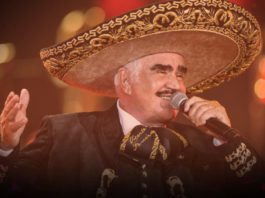 Top 15 Canciones de Karaoke Rancheras: ¡Canta con Pasión! Vicente Fernandez cantando rancheras con un sombrero típico mexicano