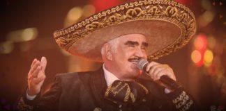 Vicente Fernandez cantando rancheras con un sombrero típico mexicano