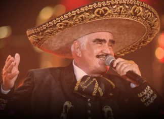 Vicente Fernandez cantando rancheras con un sombrero típico mexicano