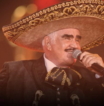 Vicente Fernandez cantando rancheras con un sombrero típico mexicano