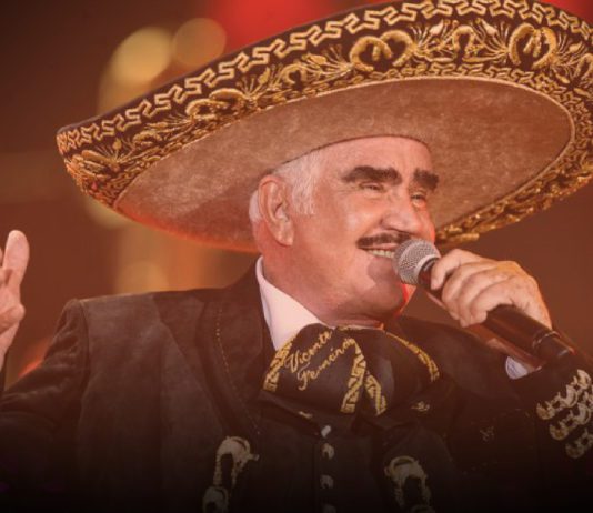 Vicente Fernandez cantando rancheras con un sombrero típico mexicano