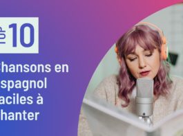 Top 10 chansons faciles à chanter en espagnol Top 10 des chansons en espagnol faciles à chanter. Fille avec un casque chantant avec un microphone.