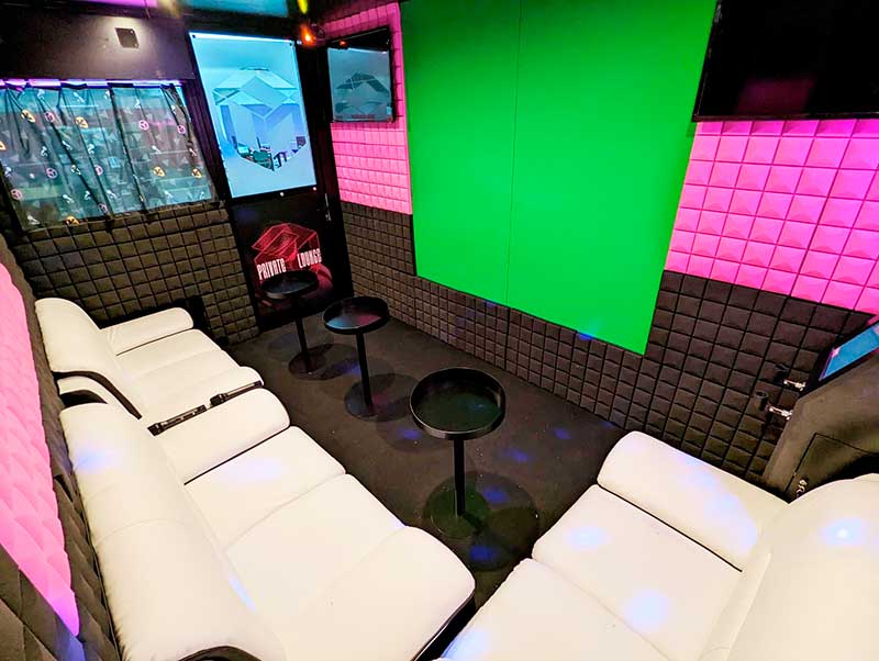 Interior cabina de karaoke croma