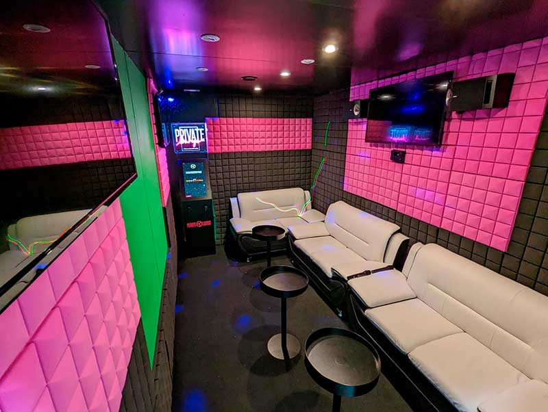 Interior cabina de karaoke